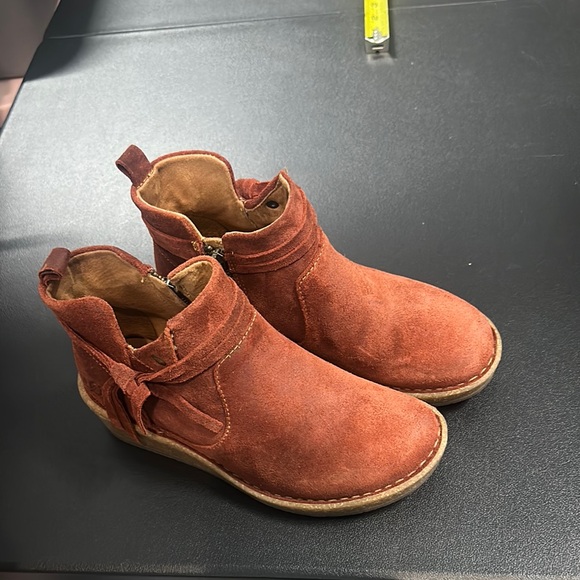 Born Women's Rust Suede Ankle Booties